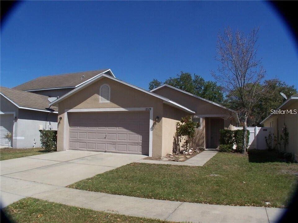 8529 Deer Chase Dr in Riverview, FL - Foto de edificio
