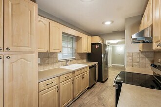 1115 N Parsons Ave in Brandon, FL - Foto de edificio - Building Photo