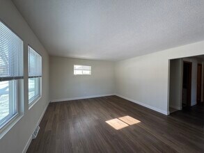 712 10th St W in Altoona, WI - Foto de edificio - Building Photo