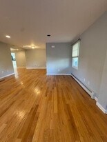 14 Elizabeth St in Branford, CT - Building Photo