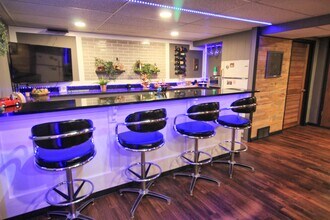 12049 W Grange Ave, Unit 1BR in Hales Corners, WI - Foto de edificio - Building Photo