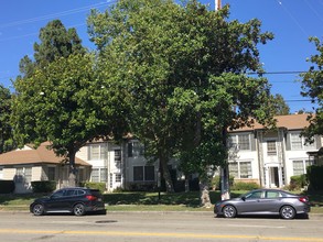 4142-4152 Cahuenga Blvd in North Hollywood, CA - Foto de edificio - Building Photo