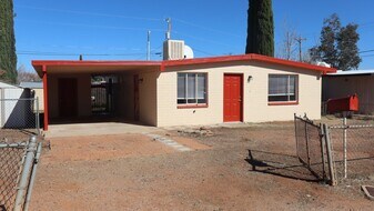 43 W Busby Dr in Sierra Vista, AZ - Building Photo