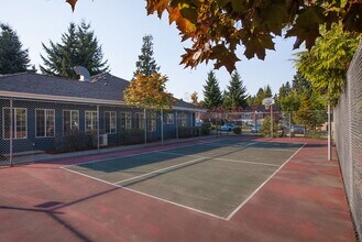 Bridle Trails in Kirkland, WA - Foto de edificio - Building Photo