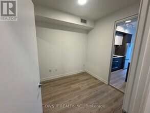 395 Square One Dr in Mississauga, ON - Building Photo - Building Photo