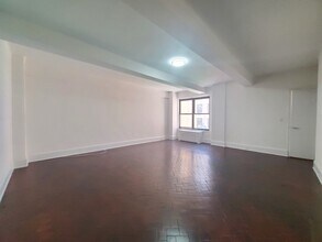 160 W 73rd St in New York, NY - Building Photo - Building Photo