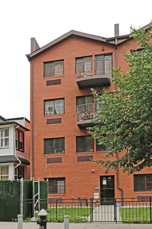 9021 170th St in Jamaica, NY - Foto de edificio - Building Photo