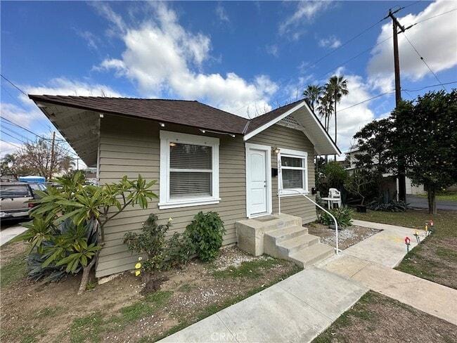 property at 633 W Maple Ave
