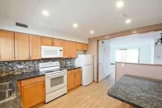 9457 Bay Colony Dr in Des Plaines, IL - Building Photo - Building Photo