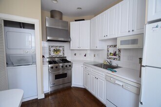141 Beaconsfield Rd, Unit 5 in Brookline, MA - Building Photo - Building Photo