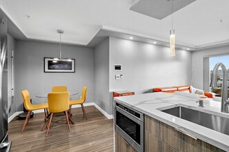 1504 Aurora Ave N, Unit Apt 308 in Seattle, WA - Foto de edificio - Building Photo