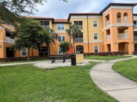 5471 Vineland Rd in Orlando, FL - Building Photo