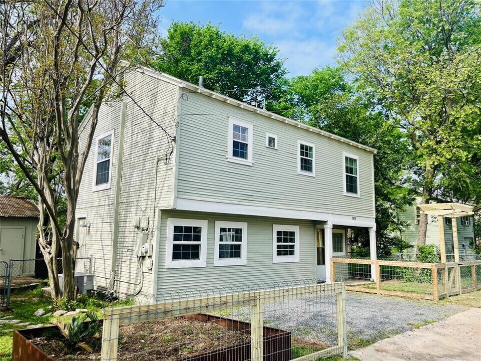 1005 Ellingson Ln in Austin, TX - Building Photo