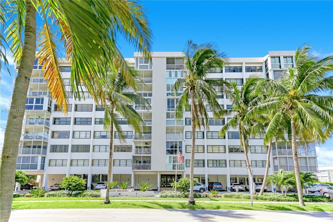 550 Ocean Dr in Key Biscayne, FL - Building Photo