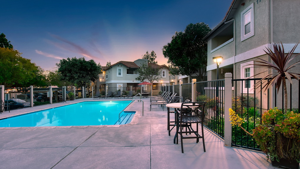 Camino Ruiz Square in Camarillo, CA - Foto de edificio