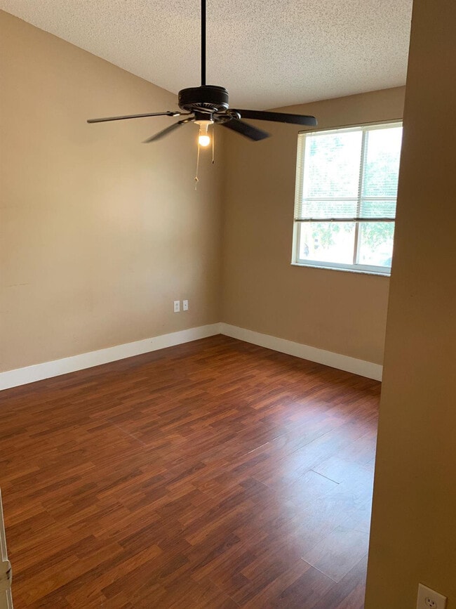 2400 NW 98th Ln in Sunrise, FL - Building Photo - Building Photo