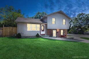 8617 W 92nd St in Overland Park, KS - Building Photo