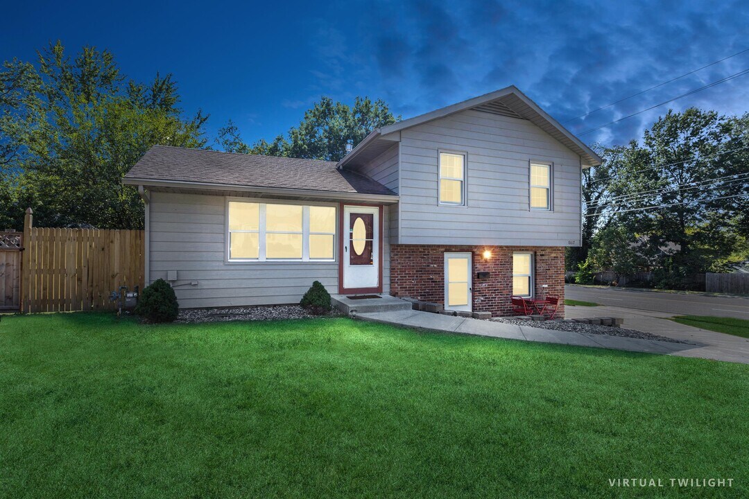 8617 W 92nd St in Overland Park, KS - Building Photo