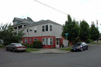 1901-1919 NE Davis St in Portland, OR - Building Photo - Building Photo