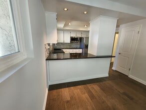 323 S Broadway, Unit 1 in Redondo Beach, CA - Foto de edificio - Building Photo