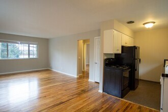 5025 S Corbett Ave in Portland, OR - Building Photo - Building Photo