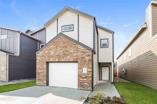 15329 Estrella Rd E in Houston, TX - Building Photo