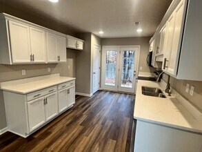 8211 Arbor Meadow Way in Louisville, KY - Foto de edificio - Building Photo