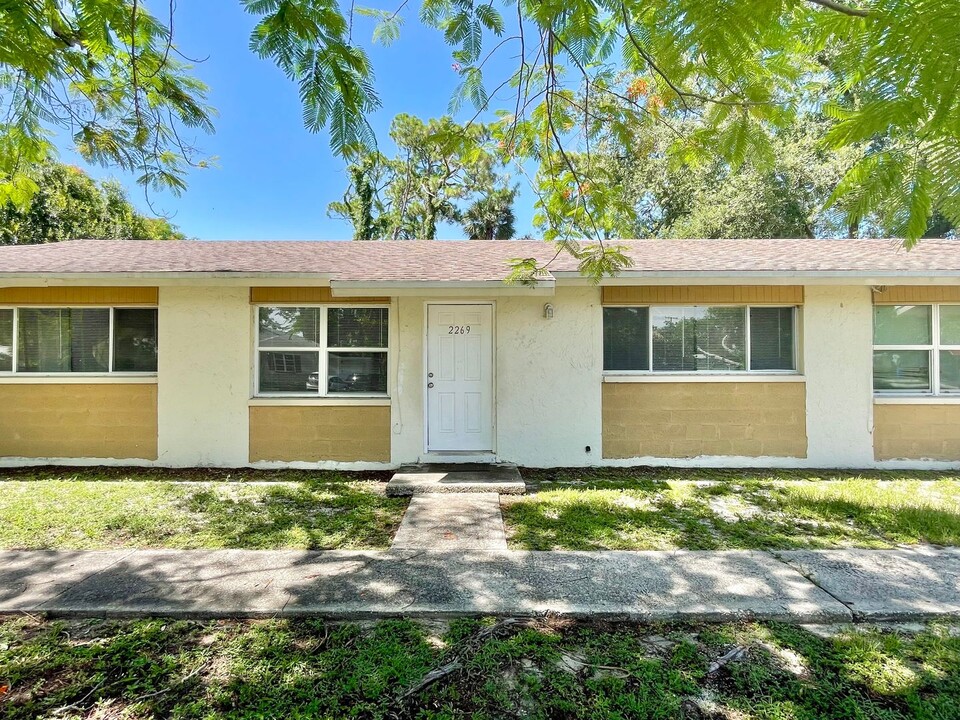 2267 Jeffcott St-Unit -2269 in Ft. Myers, FL - Foto de edificio