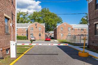 Merrick Park Garden in Jamaica, NY - Foto de edificio - Building Photo