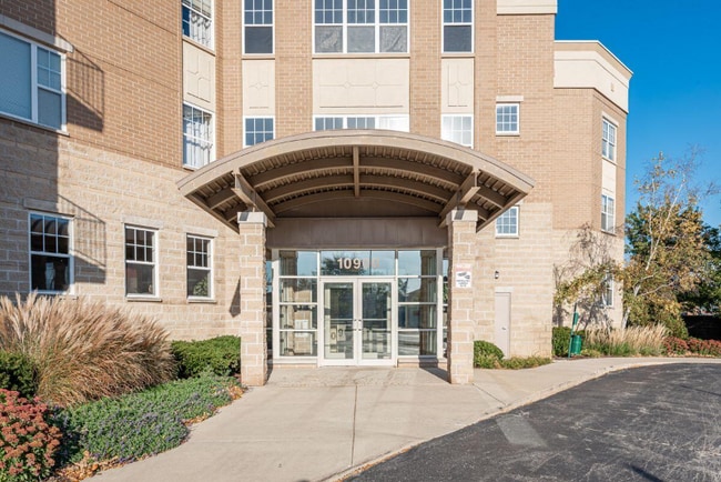 10900 W Bluemound Rd in Wauwatosa, WI - Building Photo - Building Photo