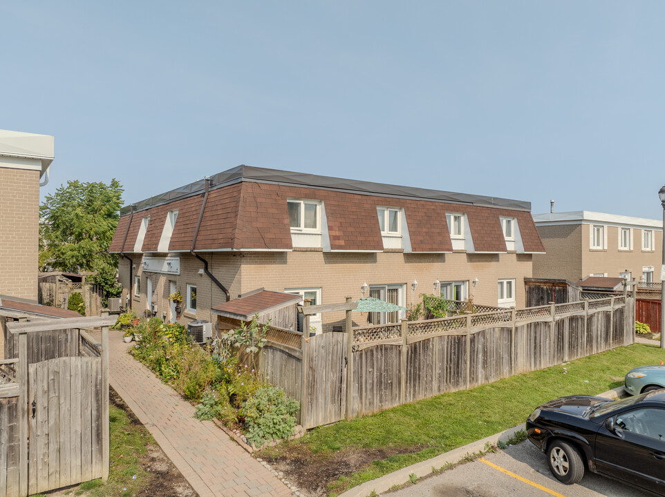 76 Town House Cres in Brampton, ON - Building Photo