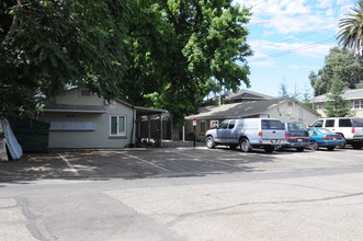 324 4th St in Broderick, CA - Foto de edificio - Building Photo