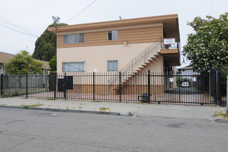 6100 Hayes St in Oakland, CA - Foto de edificio - Building Photo