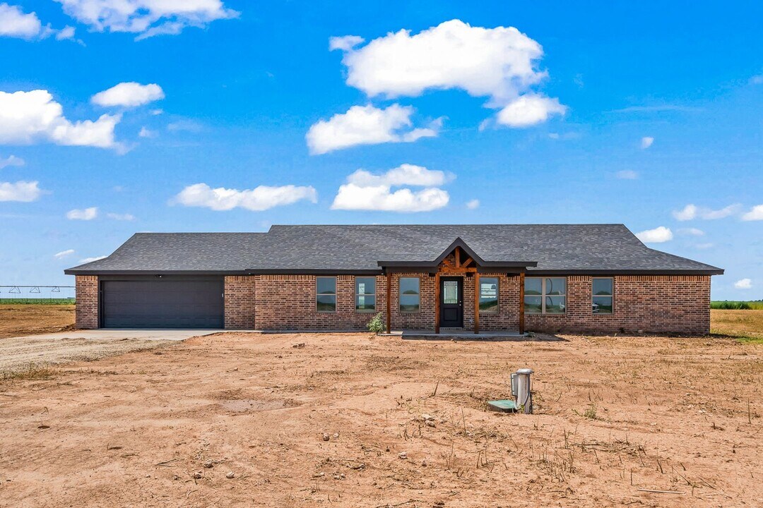 10907 N County Rd 2800 in Lubbock, TX - Building Photo