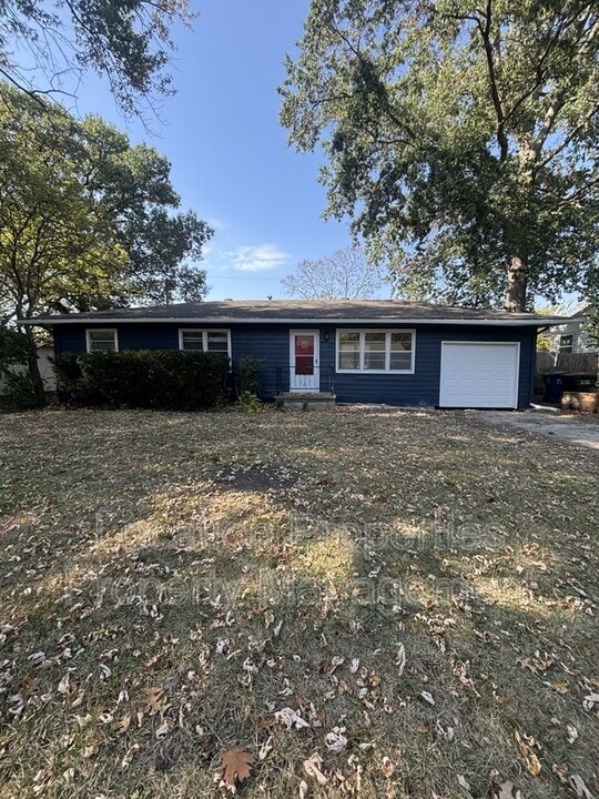 2127 Mitchell St in Lawrence, KS - Building Photo