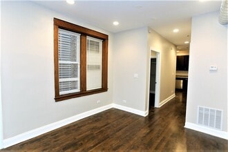 2647 N Sacramento Ave, Unit G in Chicago, IL - Building Photo - Building Photo