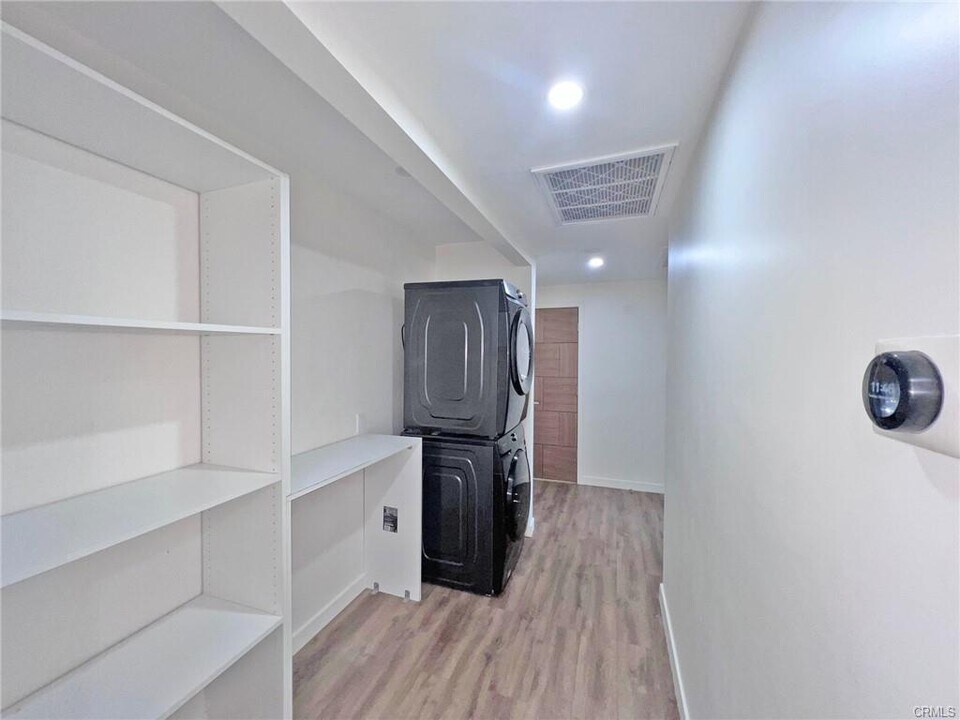 10053 Babbitt Ave in Los Angeles, CA - Building Photo