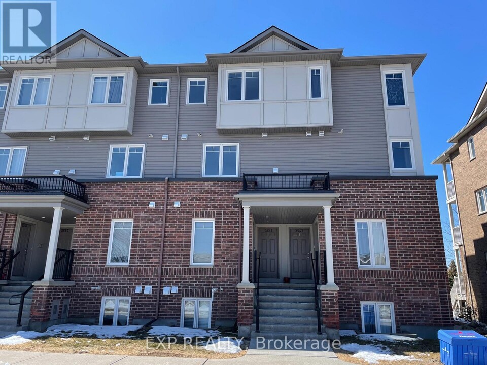 2545 Longfields Dr in Ottawa, ON - Building Photo