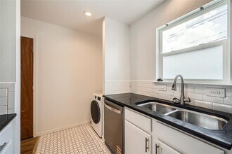 1909 Leona St in Austin, TX - Building Photo - Building Photo