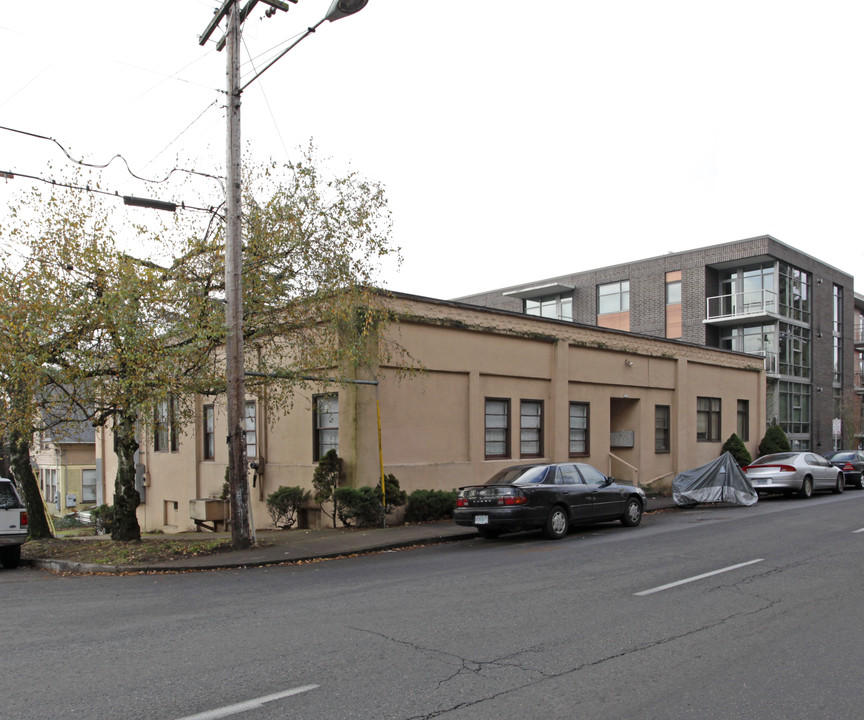 2230 SE Morrison St in Portland, OR - Foto de edificio