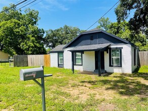 506 N Hackberry St in Sweeny, TX - Building Photo - Building Photo