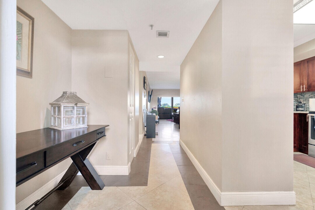 6662 Boca Del Mar Dr in Boca Raton, FL - Building Photo