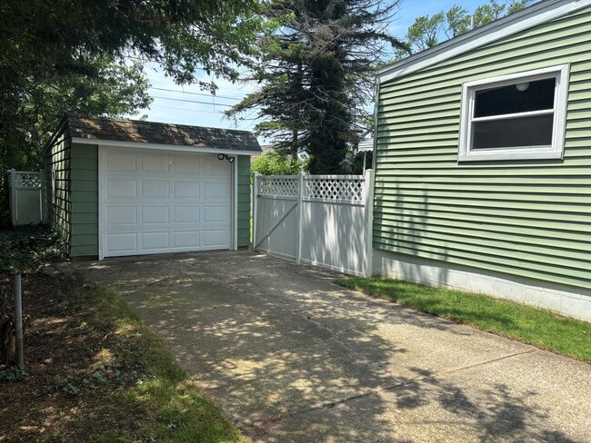 3010 Oakwood St in Erie, PA - Building Photo - Building Photo