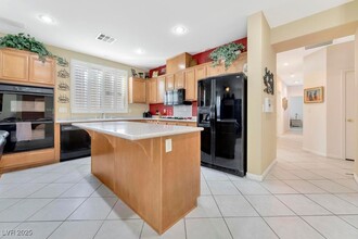 5873 Wildhorse Ledge Ave in Las Vegas, NV - Foto de edificio - Building Photo