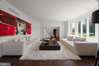 30 Sleepy Hollow Dr in Newtown Square, PA - Foto de edificio - Building Photo