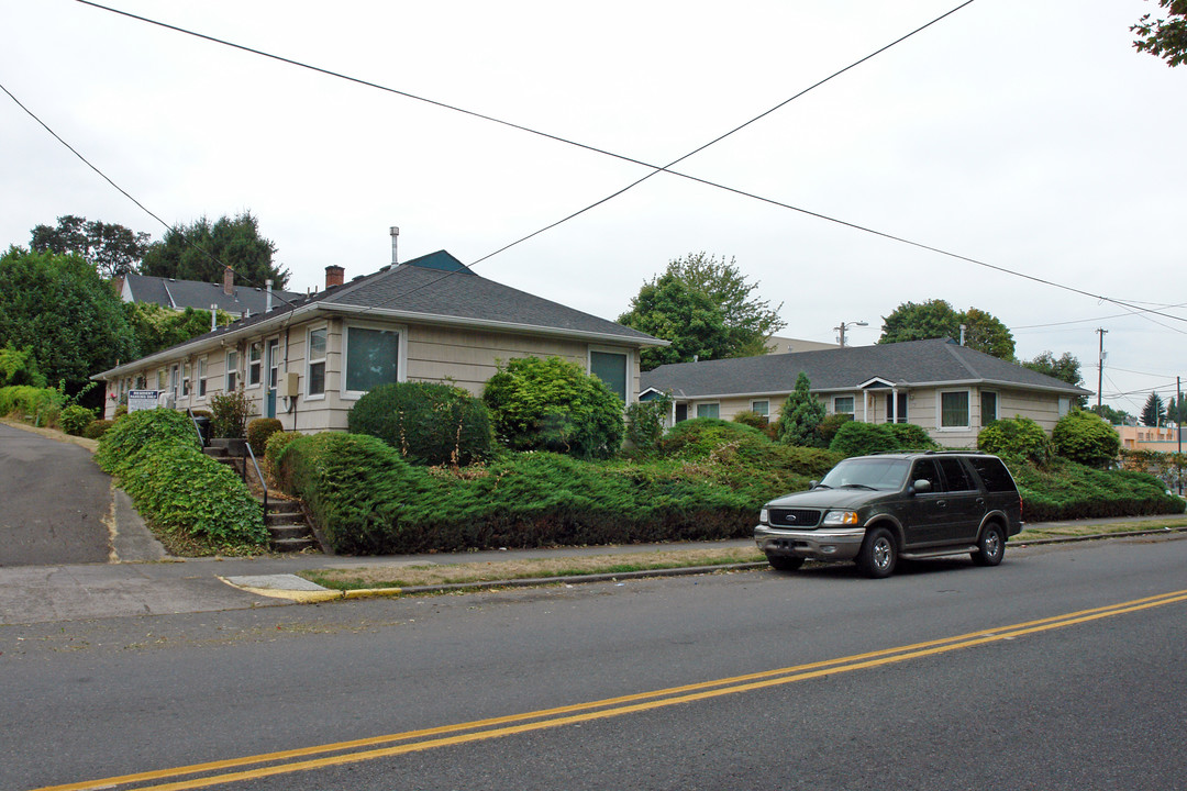 5131-5147 SE 17th Ave in Portland, OR - Building Photo