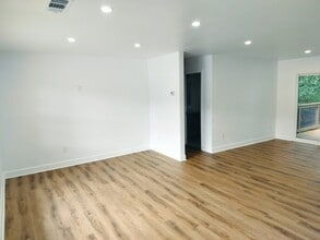 731 N Price Rd in Buford, GA - Foto de edificio - Building Photo