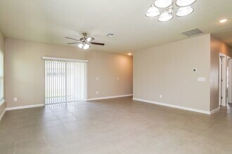 651 Mercado Ct in Poinciana, FL - Building Photo - Building Photo