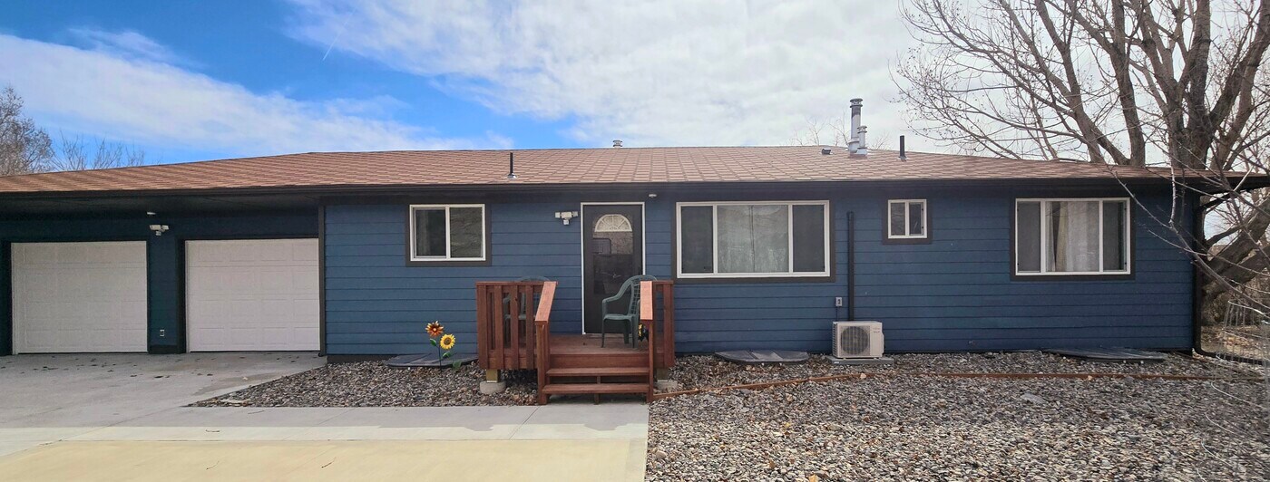 94 Cliff Dr in Riverton, WY - Foto de edificio