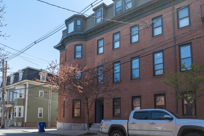 16 Beacon ST in Chelsea, MA - Foto de edificio - Building Photo